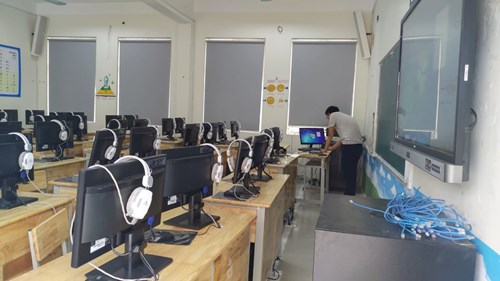 Trường THCS Cao Bá Quát tiến hành lắp đặt hệ thống cơ sở vật chất, trang thiết bị hiện đại xây dựng trường học điện tử thông minh.